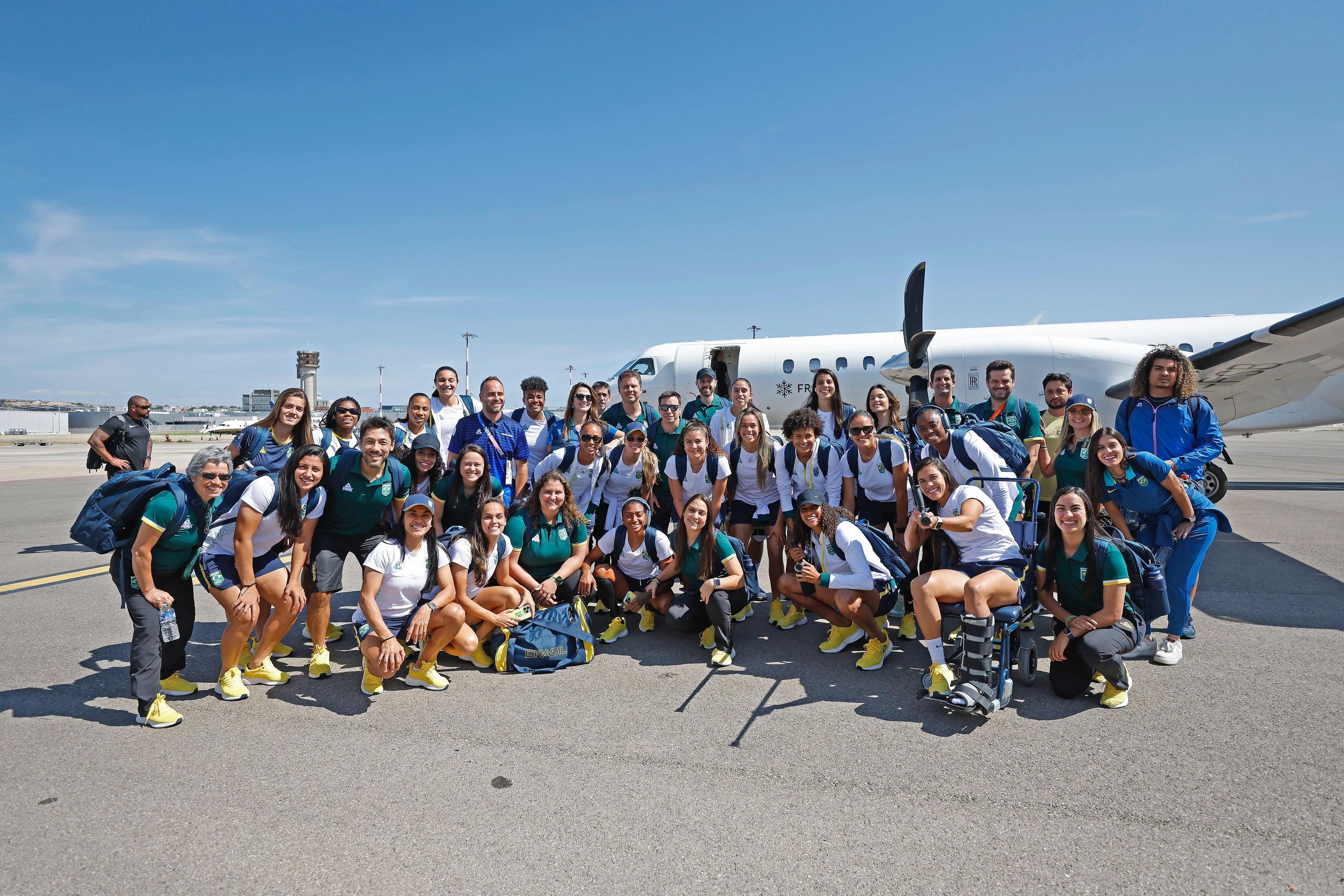 Delegação posa para foto no aeroporto de Marselha