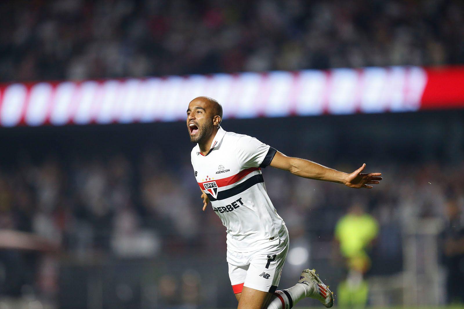 Lucas comemora gol pelo São Paulo