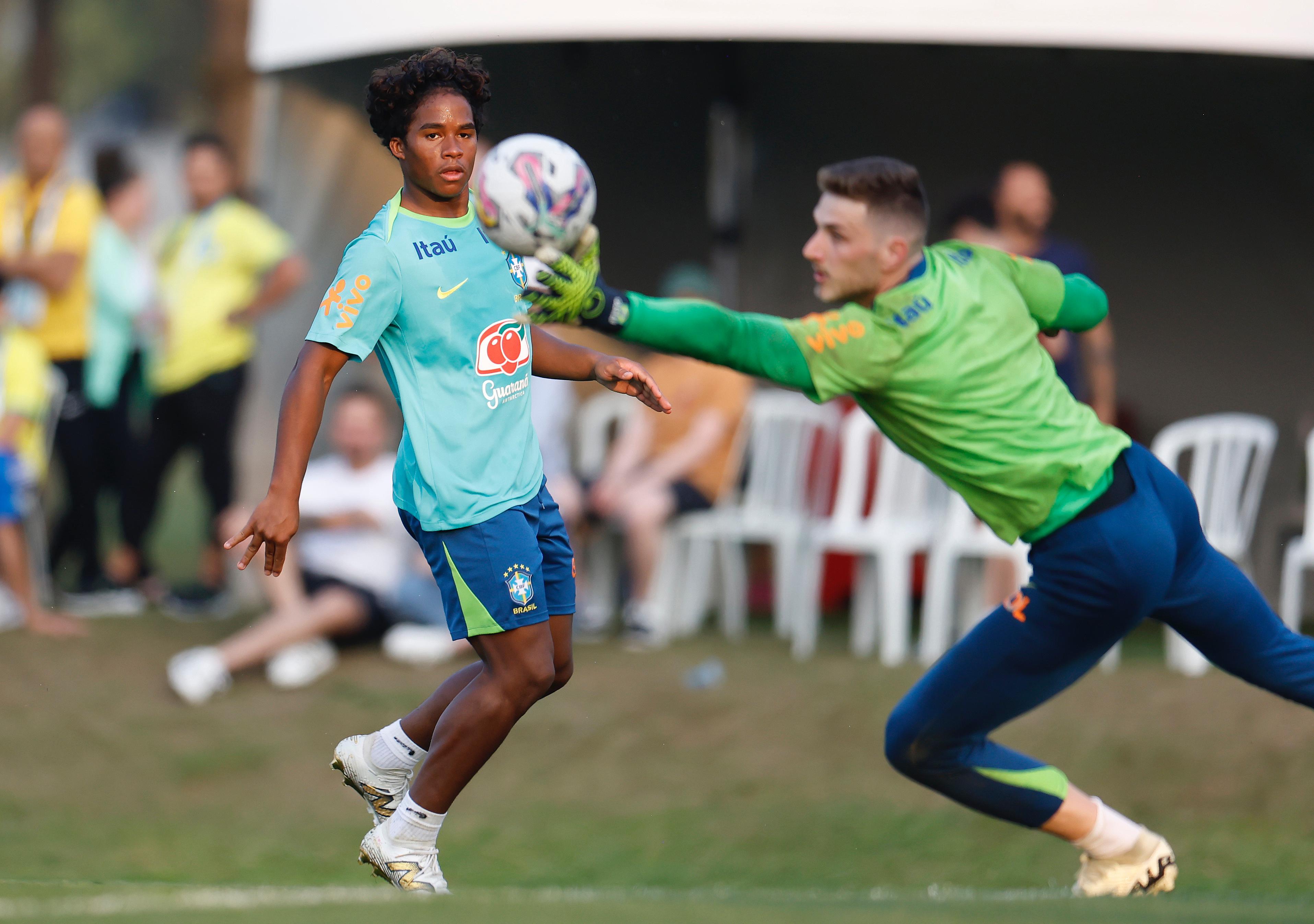 Endrick em ação no treino da Seleção em Curitiba