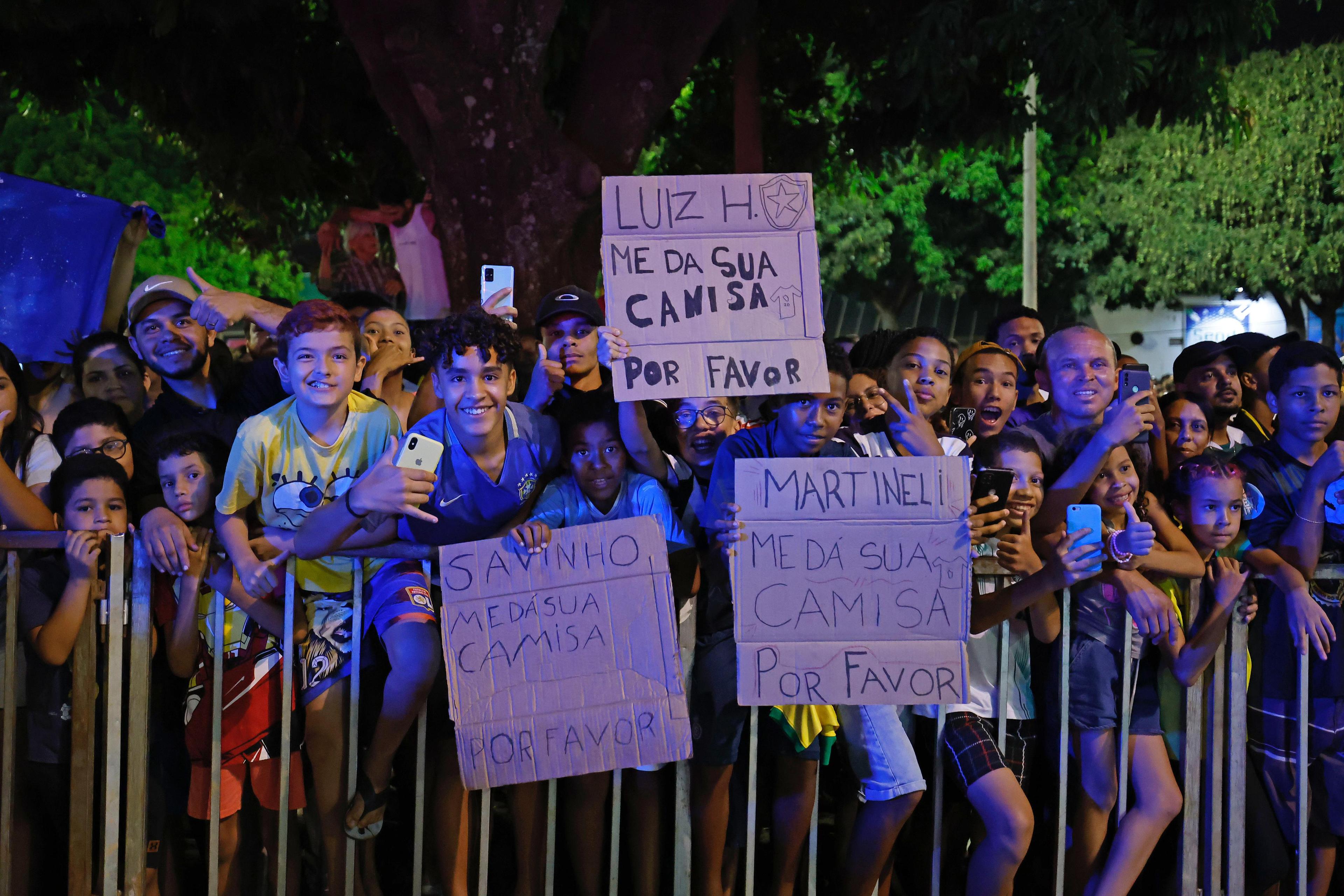 Com festa da torcida, Seleção se despede do Bezerrão 