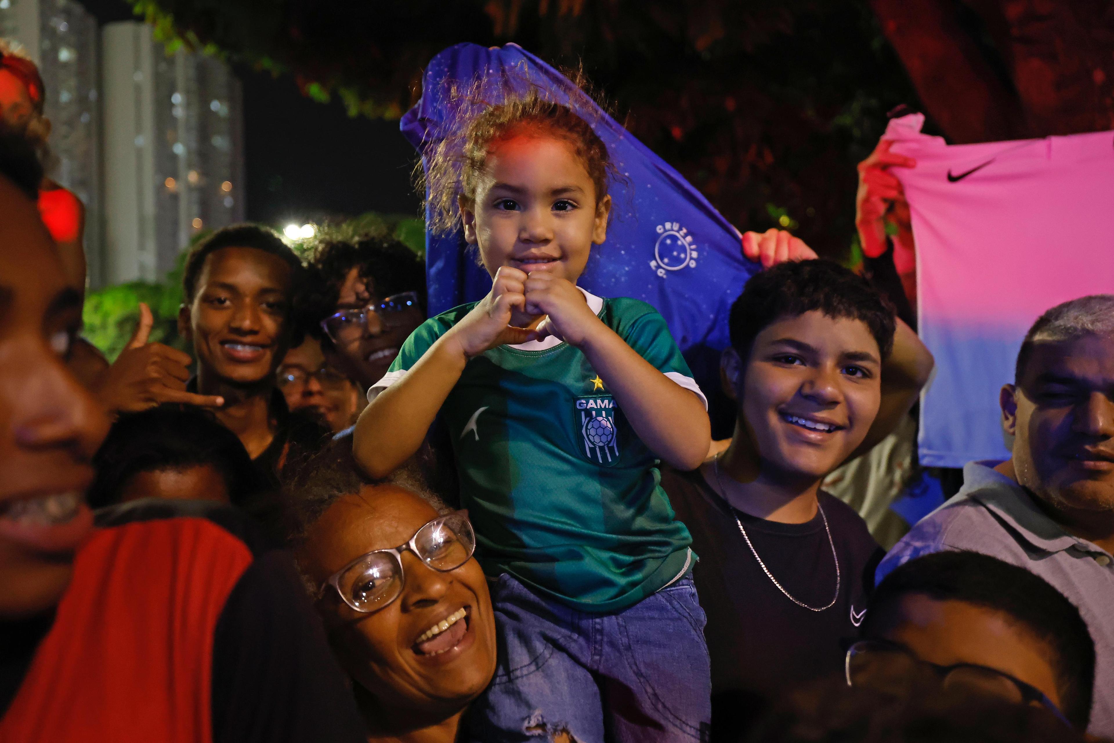 Com festa da torcida, Seleção se despede do Bezerrão 