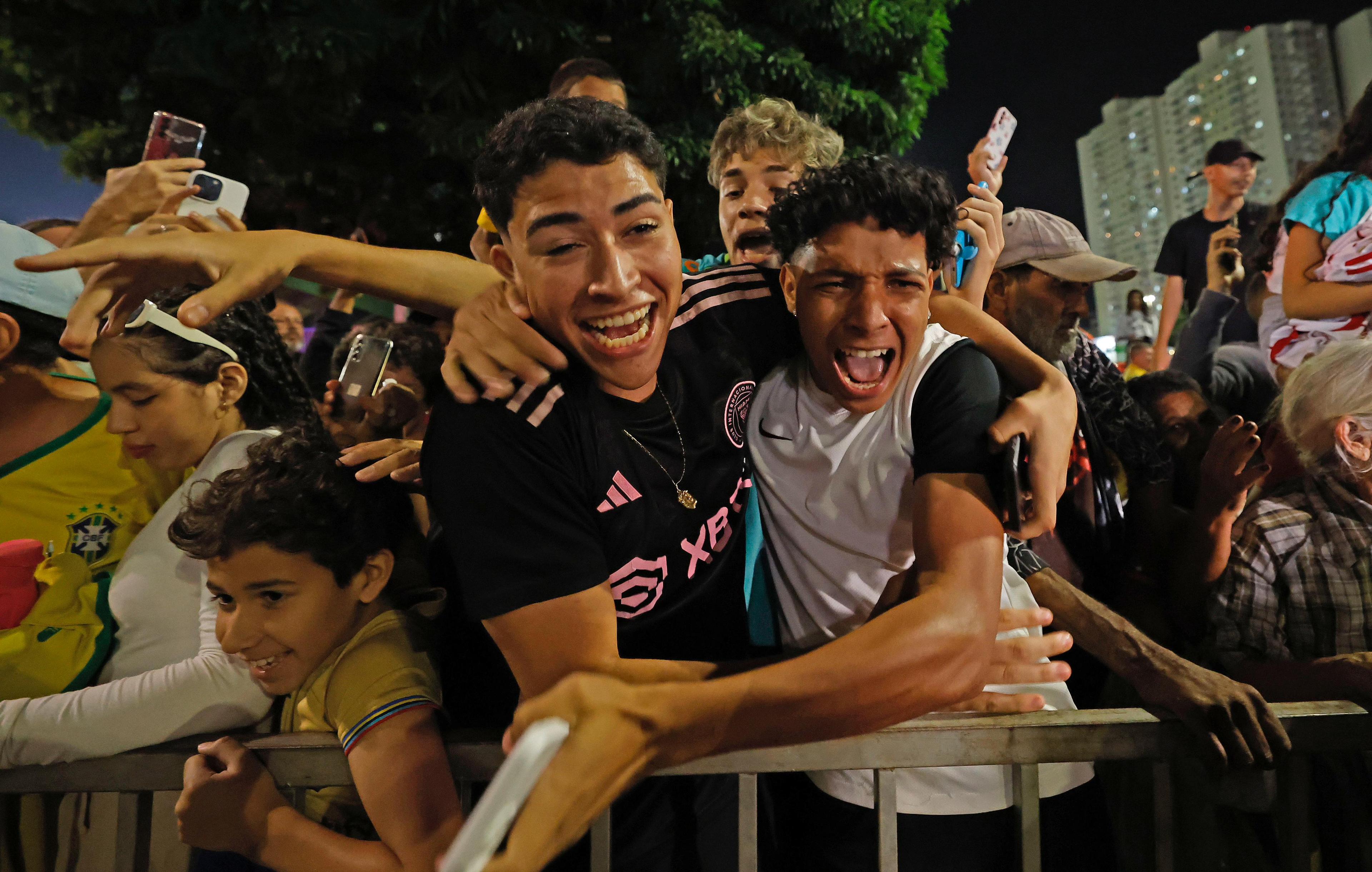 Com festa da torcida, Seleção se despede do Bezerrão 