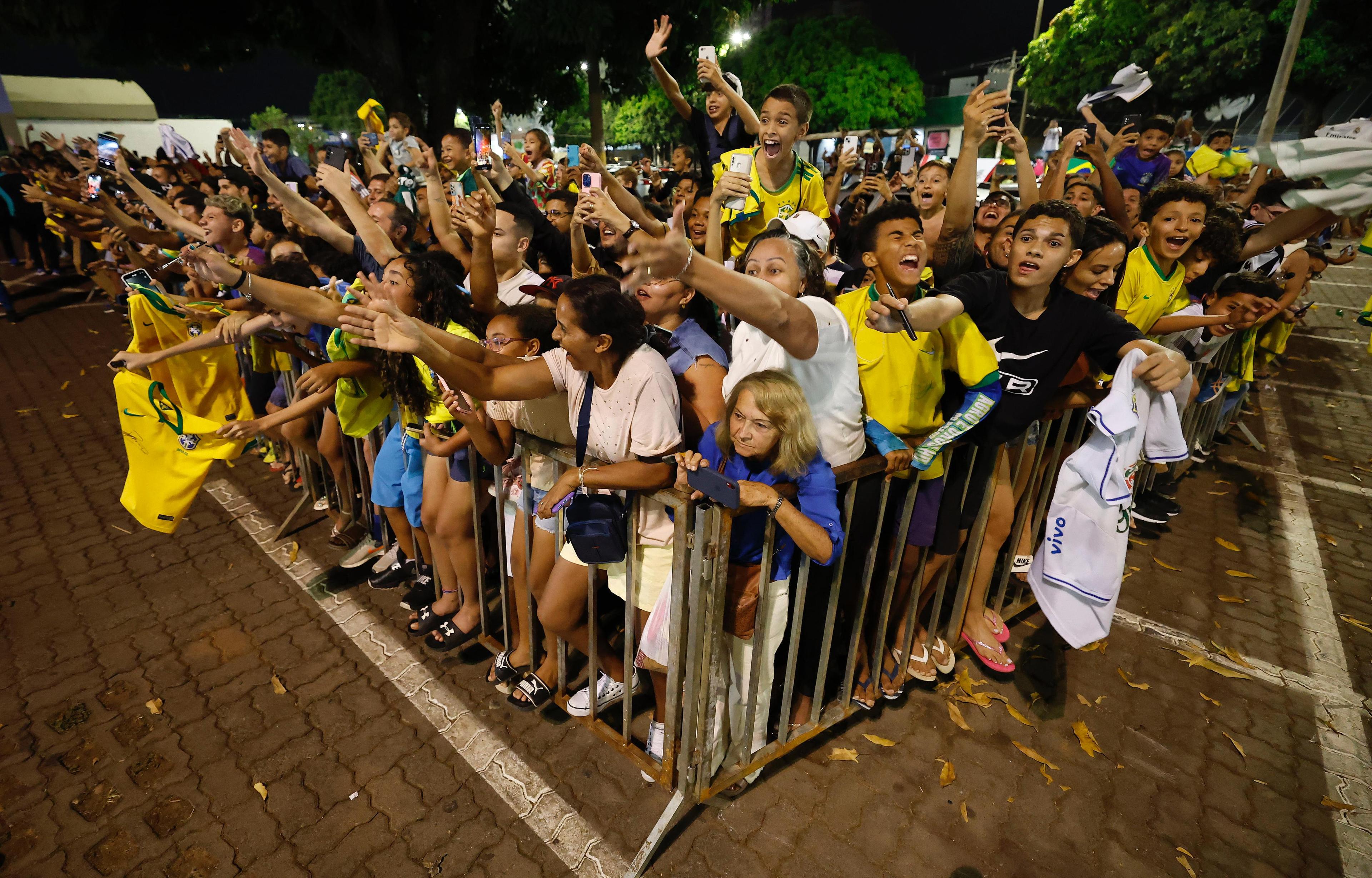 Com festa da torcida, Seleção se despede do Bezerrão 