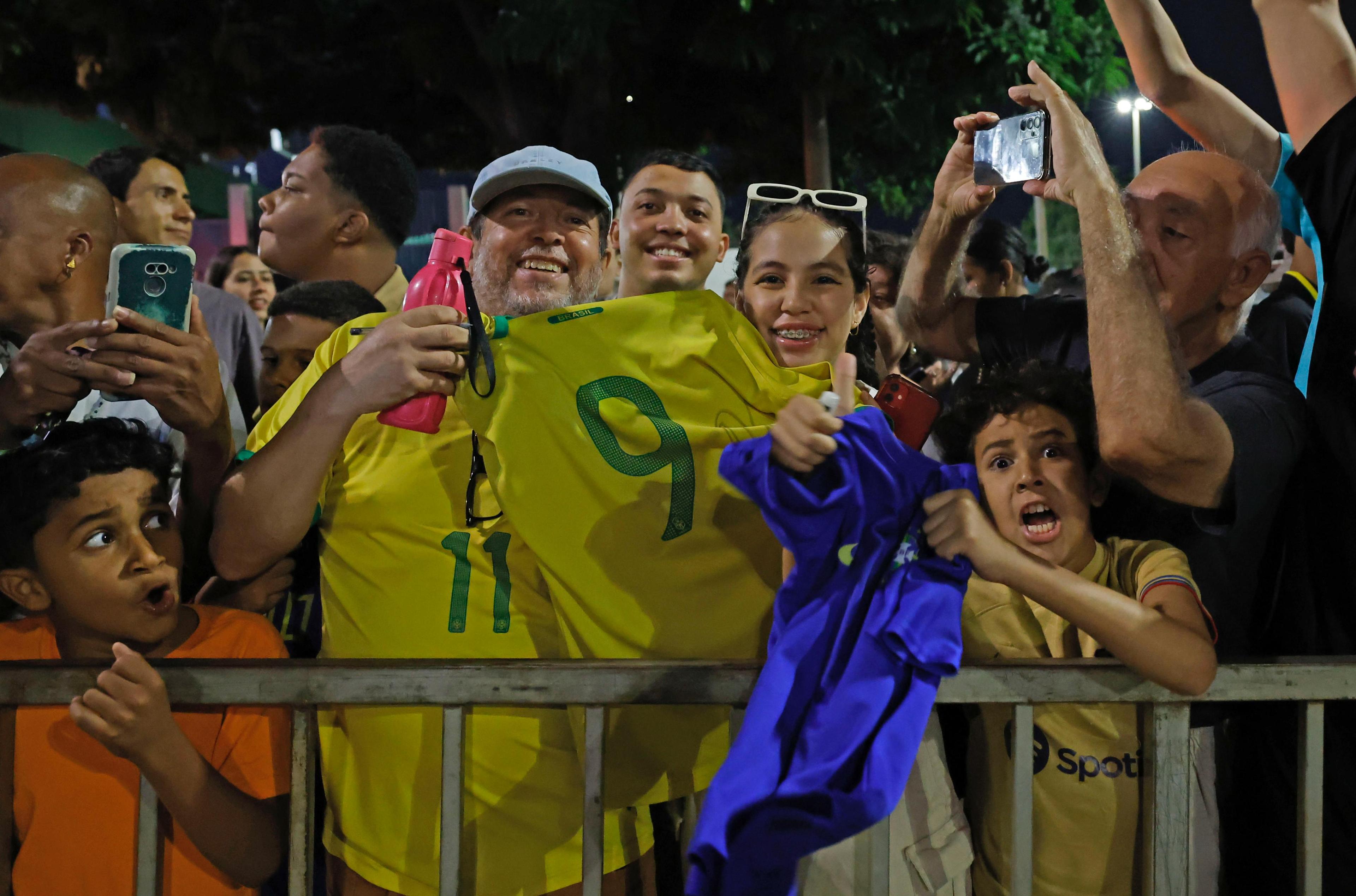 Com festa da torcida, Seleção se despede do Bezerrão 